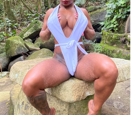 Acompanhantes - Fotos para A rainha dos pelinhos dourados
