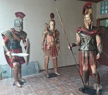 escultura em isopor de soldados medievais whats11969925335