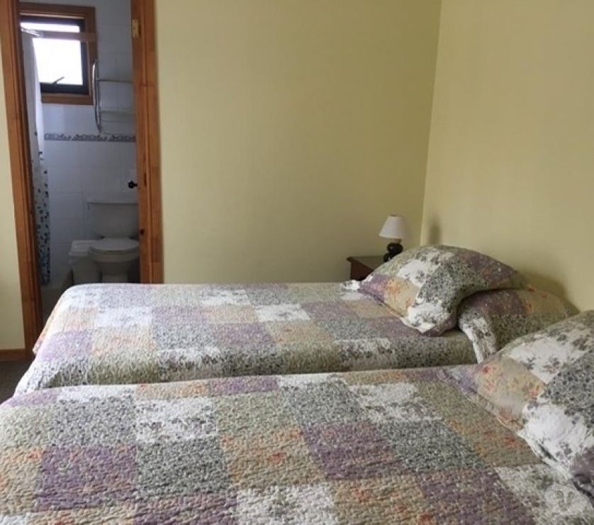 Bienes Raices Cautín Villarrica - Fotos de Vendo Hostal en Lican Ray frente a la playa