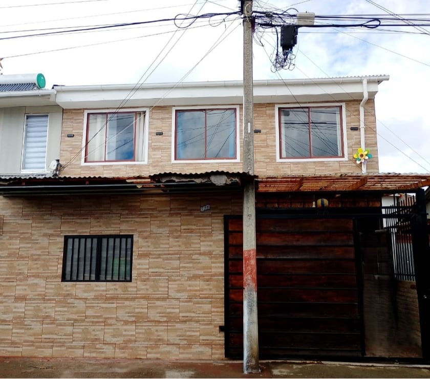 CASA 4D+2B+1BO+1ES CURICO