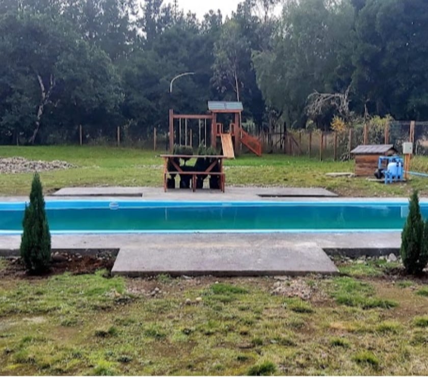 Parcela con 3 cabañas y piscina, a 15 minutos de la ciudad