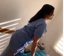 Joven masajista profesional