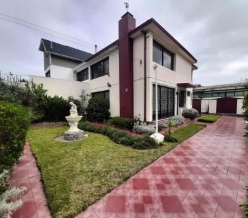 Excelente casa con muy buena ubicación central en Quilpué.