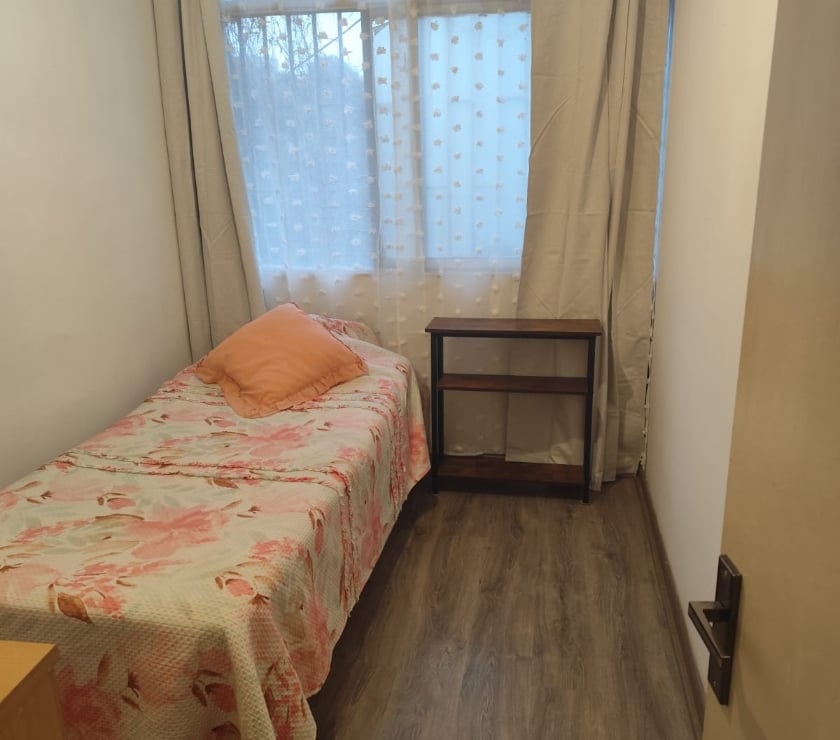 Arriendo pieza habitación impecable.