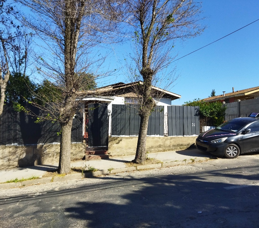 TERRENO PLANO URBANIZADO CON CONSTRUCCIÓN LIVIANA