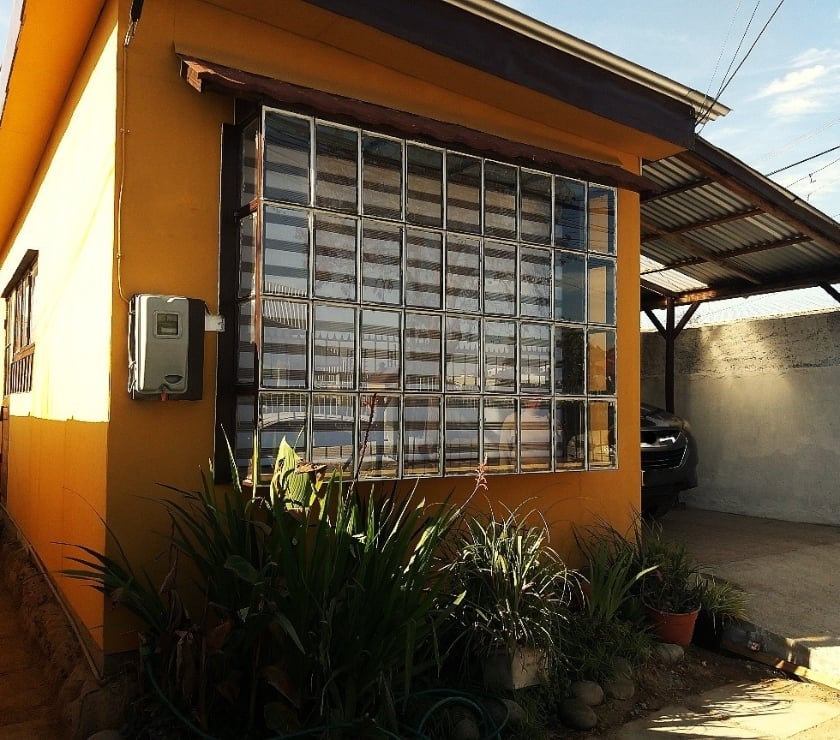 ARRIENDO CASA DE UN PISO CERCANA A BELLOTO 2000