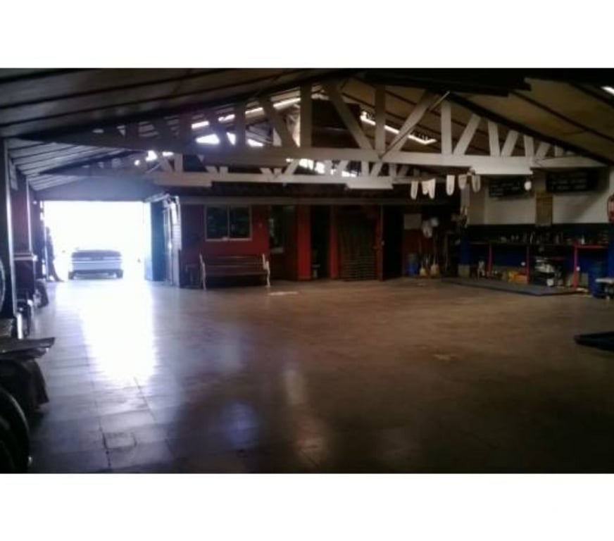 Arriendo bodegas Santiago Santiago - Fotos de Dueño Vende no arrienda Garaje de 240mt impecable.