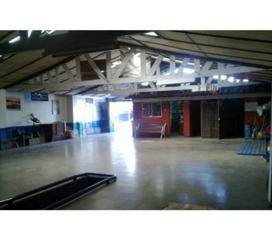Arriendo bodegas Santiago Santiago - Fotos de Dueño Vende no arrienda Garaje de 240mt impecable.